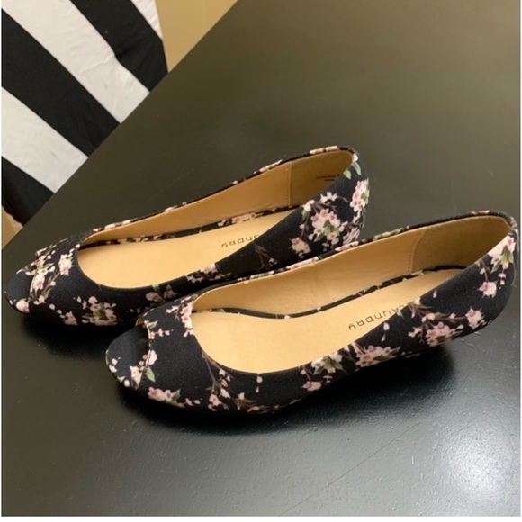 CL Floral print low heel name brand shoes - Picture 5 of 7
